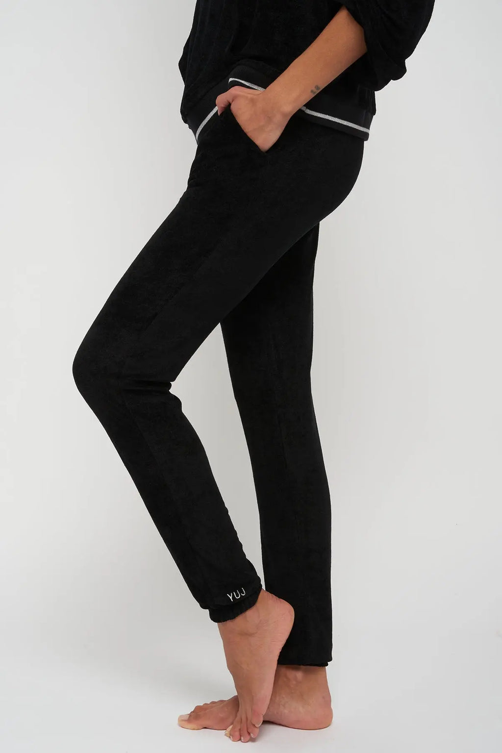 Jogging ANA Black YUJ - Maison de pleine conscience